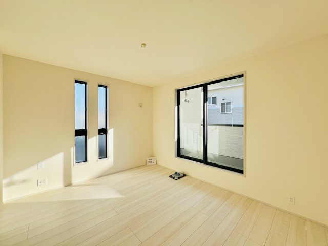 高崎上小鳥町の洋室|WIC付きの主寝室は、7帖で大きいベッドを設置してもゆとりのある空間♪