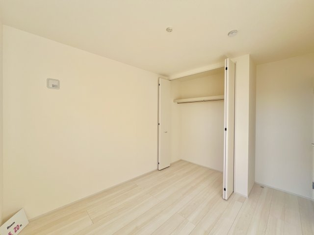 高崎上小鳥町の洋室|お子様の一人部屋デビューにも最適♪