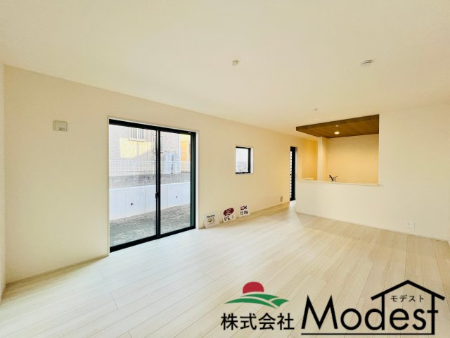 高崎上小鳥町の居間・リビング|大きな窓から明るい日差しが差し込む広々LDK♪