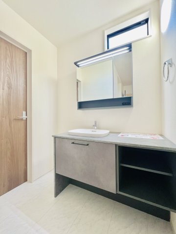 高崎上小鳥町の独立洗面台|ワイドな洗面台で朝の準備もスムーズにできる洗面脱衣所♪