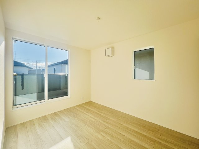 高崎並榎町の洋室|バルコニーへ行き来できる6帖洋室◎