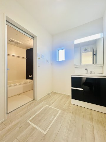 高崎並榎町の独立洗面台|洗濯機や収納棚を設置してもゆとりのある洗面脱衣所◎