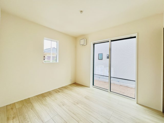 高崎倉賀野町の洋室|玄関入ってすぐの洋室は、客間としても重宝します♪