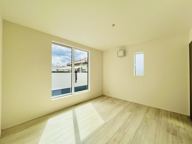 高崎倉賀野町の洋室|7帖の主寝室は、バルコニーへも行き来できます♪