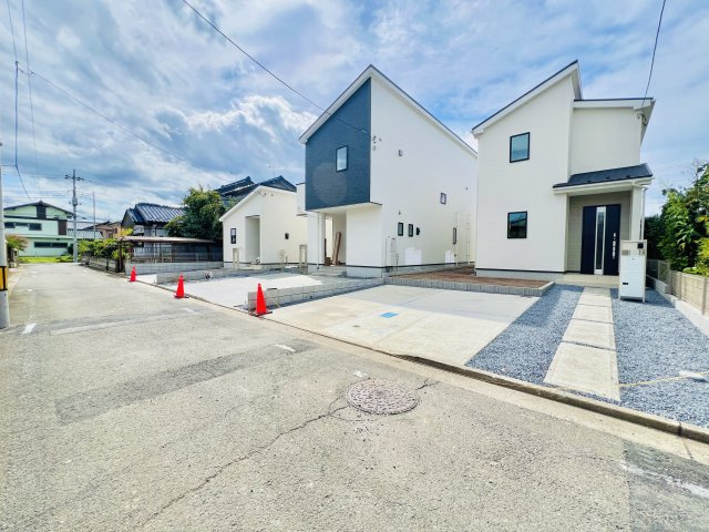 高崎倉賀野町の前面道路含む現地写真|閑静な住宅街で駐車も安心♪