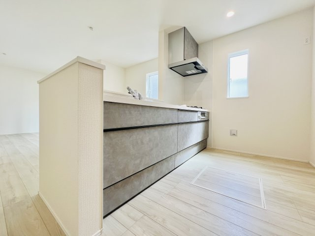 高崎倉賀野町のキッチン|作業スペースも広く、数人横並びになってお料理できます◎