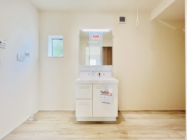 高崎倉賀野町の独立洗面台|広々とした洗面脱衣所は、朝の準備も快適♪