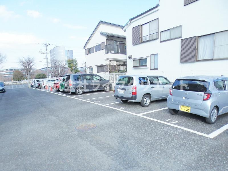 ファミーユ旭の駐車場