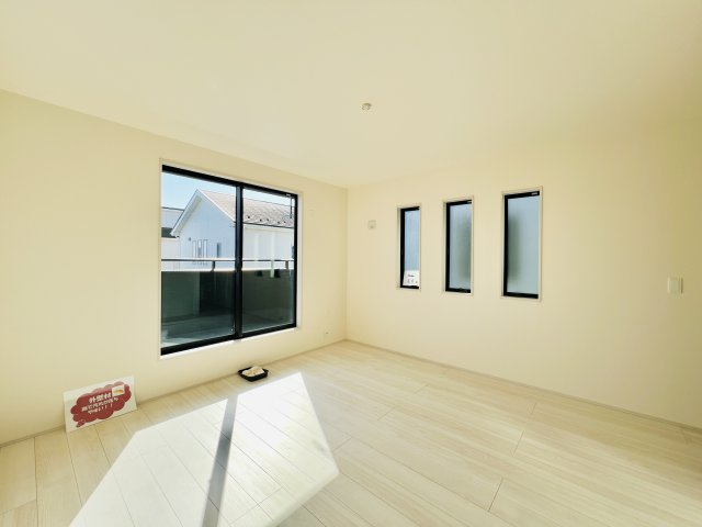 高崎吉井町本郷の洋室|8帖の主寝室は大きいベッドを設置してもゆとりのある空間♪
２WIC付き◎