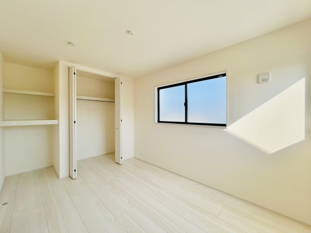 高崎吉井町本郷の洋室|全居室収納スペース充実♪