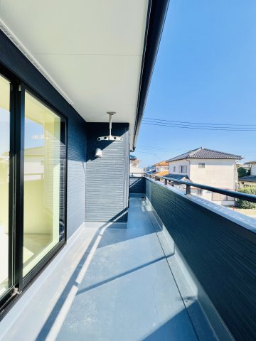 高崎吉井町本郷のバルコニー|横長バルコニーで洗濯物を干すのにも便利です◎