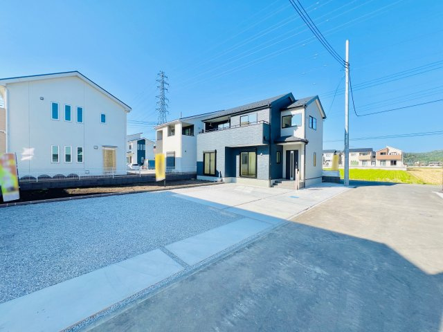 高崎吉井町本郷の前面道路含む現地写真|間口も広く駐車も楽々♪