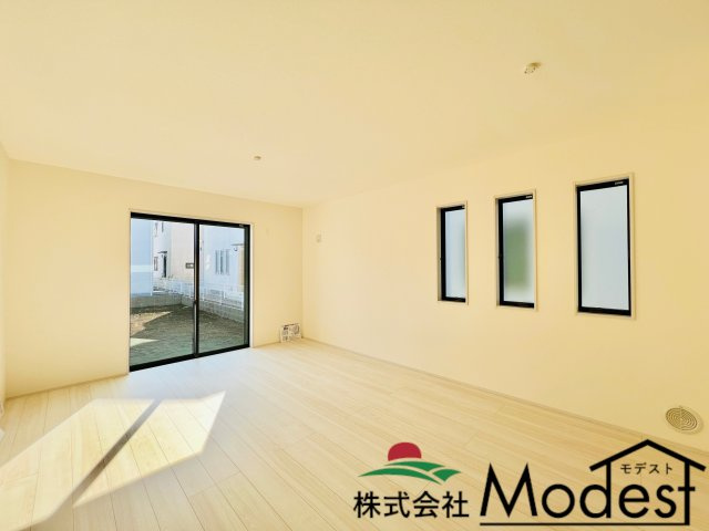 高崎吉井町本郷の居間・リビング|明るい日差しが差し込む16帖リビング♪