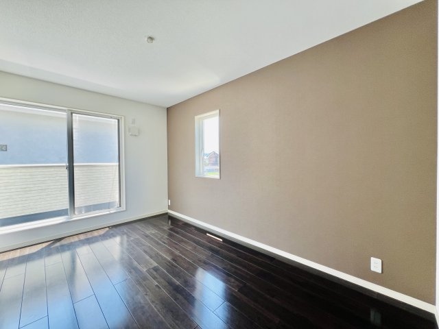 高崎市上佐野町の洋室|主寝室は大きいベッドを設置してもゆとりのある空間♪
WIC付き◎