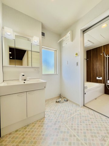 高崎市上佐野町の独立洗面台|洗濯機や収納棚を設置してもゆとりのある洗面脱衣所◎