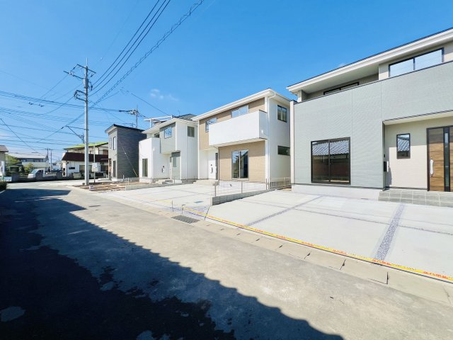 高崎市上小鳥町の前面道路含む現地写真|間口も広く駐車も楽々♪