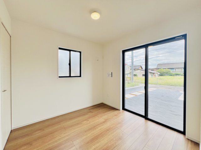 高崎市下之城町の洋室|リビングに隣接する洋室は、キッズスペースや家事スペースとしても♪