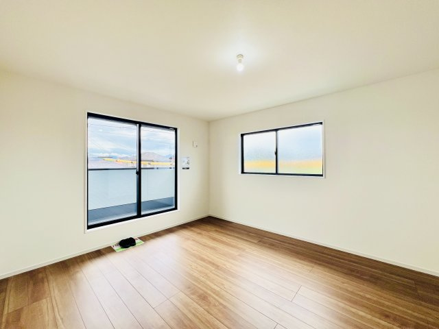 高崎市下之城町の洋室|12.5帖の主寝室は、WIC付きですっきりと片付きます♪