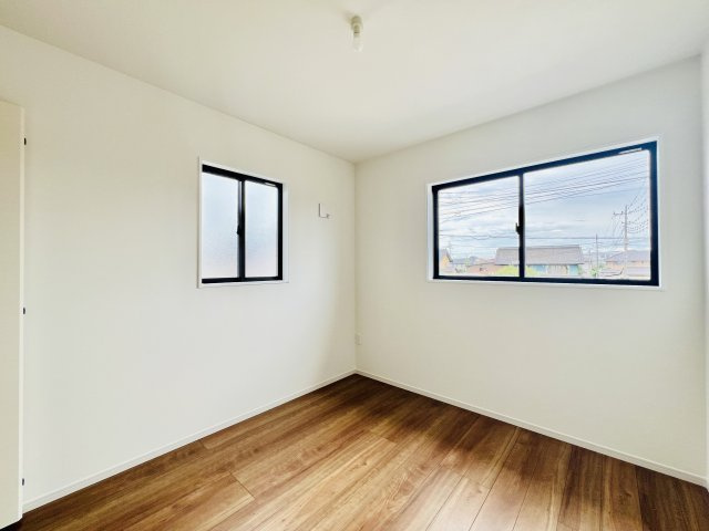 高崎市下之城町の洋室|2面採光で日当たり風通し良好♪