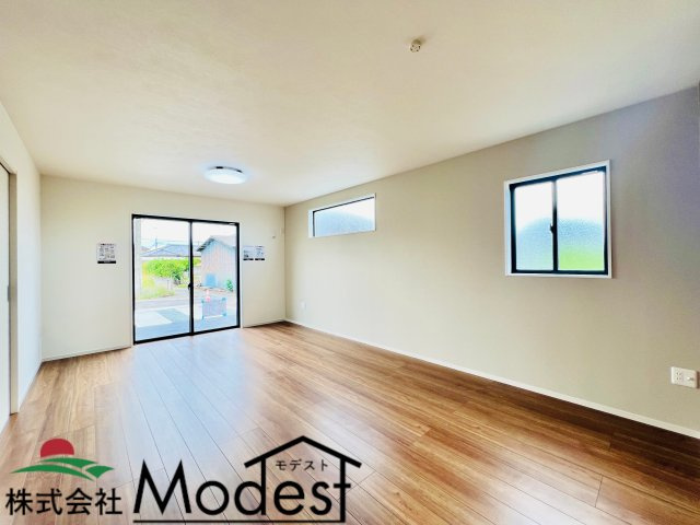 高崎市下之城町の居間・リビング|19.2帖の明るい日差しが差し込むリビング♪