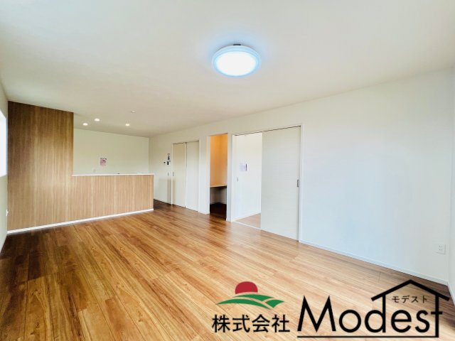 高崎市下之城町の居間・リビング|家具の配置も考えやすく、ご家族も自然と集まる空間に♪