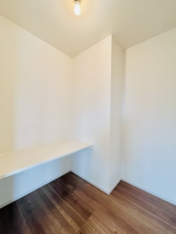 高崎市下之城町の内装|リビングにはカウンター付きのクローゼット◎