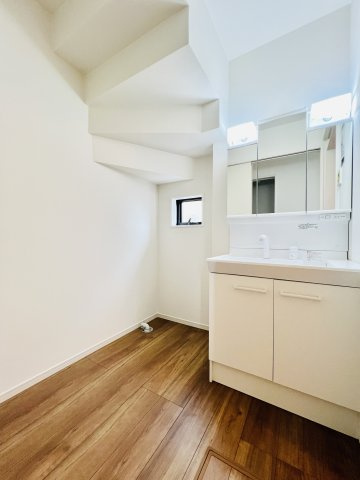 高崎市下之城町の独立洗面台|洗濯機や収納棚を設置してもゆとりのある洗面脱衣所◎