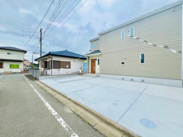 高崎市下佐野町の前面道路含む現地写真|間口も広く駐車も楽々♪