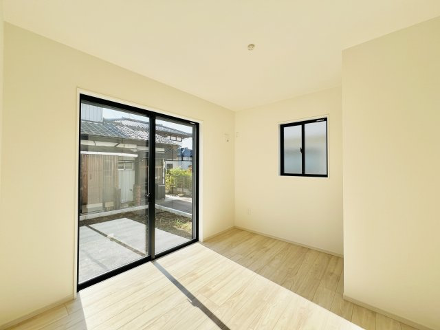 高崎市下小鳥町の洋室|リビングに隣接する洋室は、玄関からも行き来できるので来客時にも重宝します◎