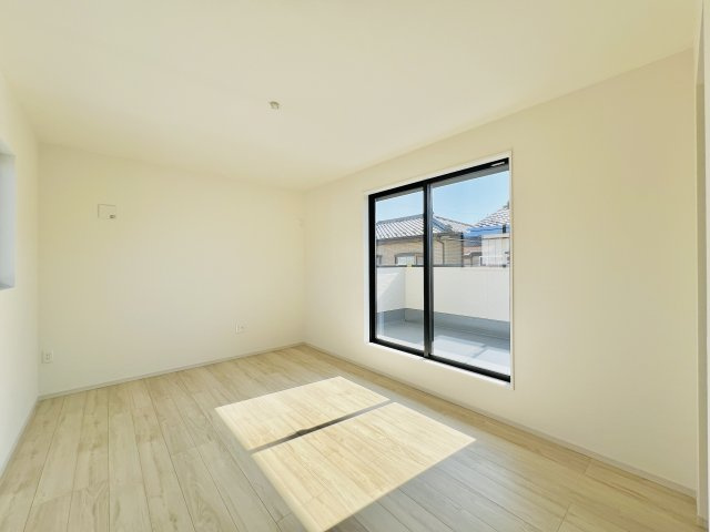 高崎市下小鳥町の洋室|9.8帖の洋室は、大きいベッドを設置してもゆとりのある空間♪
WIC付き◎