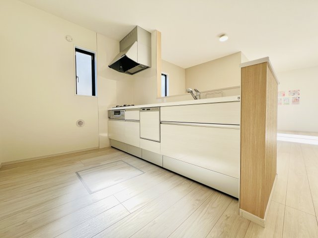 高崎市下小鳥町のキッチン|ご家族で並んでお料理も快適にできる広々キッチン♪