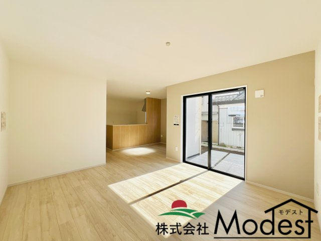 高崎市下小鳥町の居間・リビング|家具の配置も考えやすい明るいリビング♪