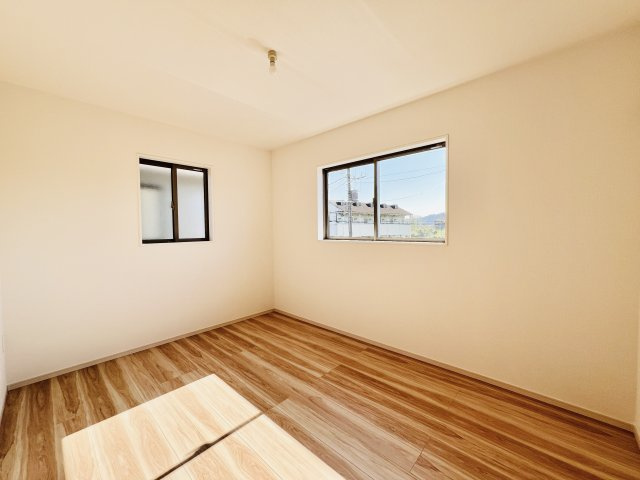高崎市下豊岡町の洋室|２面採光で日当たり風通し良好♪