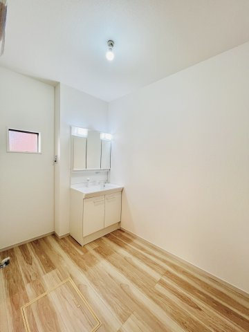 高崎市下豊岡町の独立洗面台|洗濯機や収納棚を設置してもゆとりのある洗面脱衣所◎