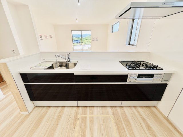 高崎市下豊岡町のキッチン|対面式キッチンでご家族との会話も弾みます♪