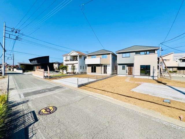 高崎市下豊岡町の前面道路含む現地写真|間口も広く駐車も楽々◎