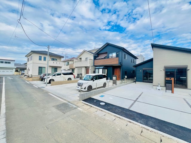 高崎市八千代町の前面道路含む現地写真|間口も広く駐車も焦らずにできます♪