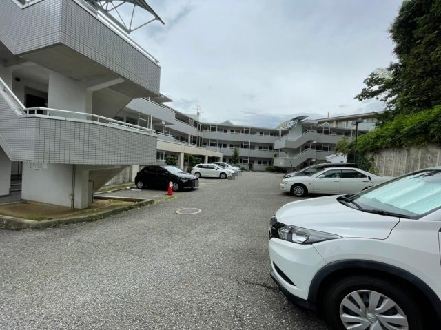 高倉山ハイツの駐車場