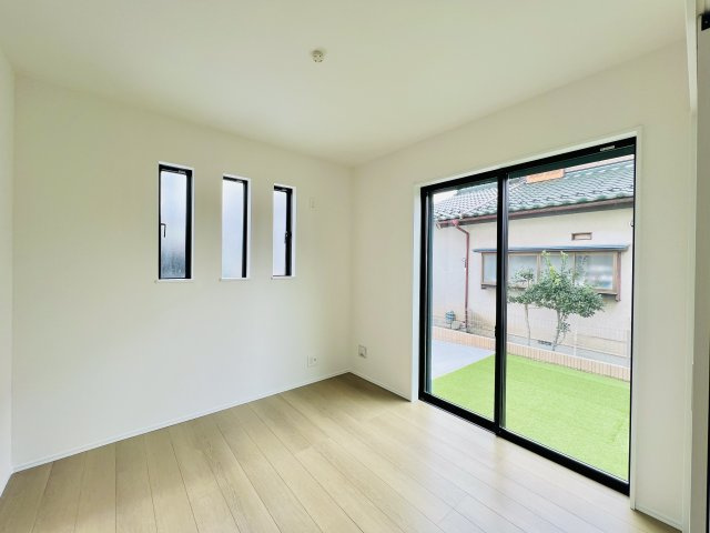 高崎市双葉町の洋室|リビングに隣接する日当たりも良好な洋室♪