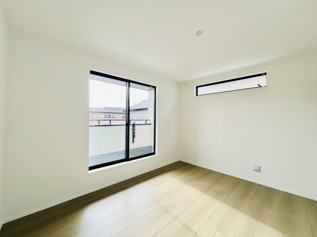 高崎市双葉町の洋室|7帖の洋室は、大きいベッドを設置してもゆとりのある空間♪