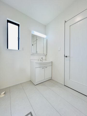 高崎市双葉町の洗面所|洗濯機を設置してもゆとりのある洗面脱衣所◎