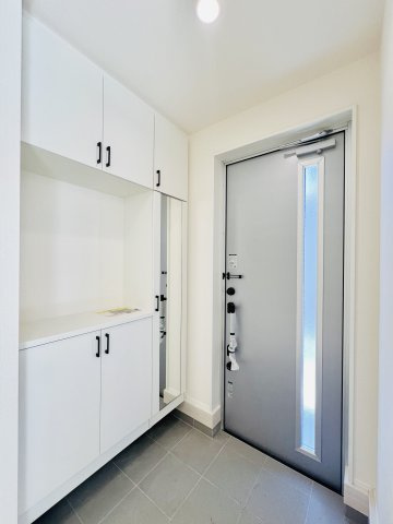 高崎市新保田中町の玄関|着脱もスムーズにできる玄関は、ご家族の履物もスッキリ片付きます◎