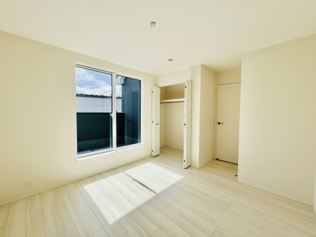 高崎市新保田中町の洋室|バルコニーの奥行きで、開放的な洋室♪