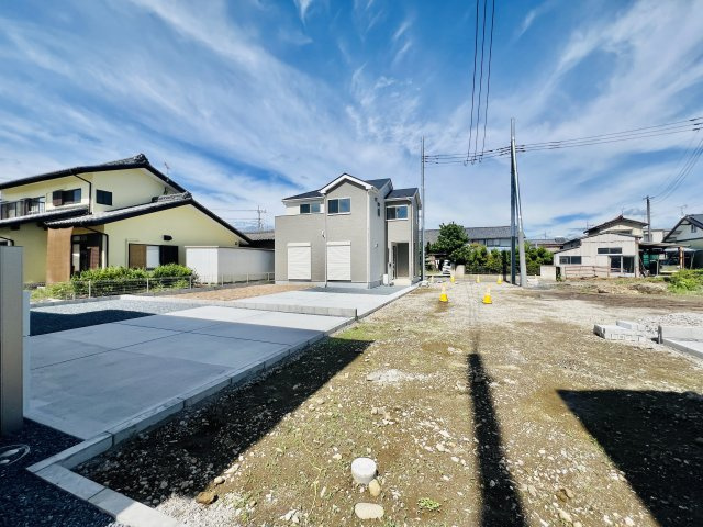 高崎市新保田中町の前面道路含む現地写真|前面道路、敷地内で駐車も楽々♪