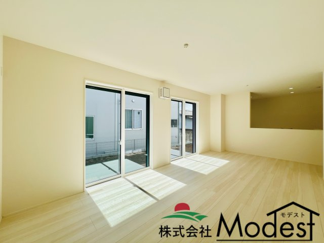 高崎市新保田中町の居間・リビング|日当たりも良好な17.8帖リビングは、明るく開放的♪