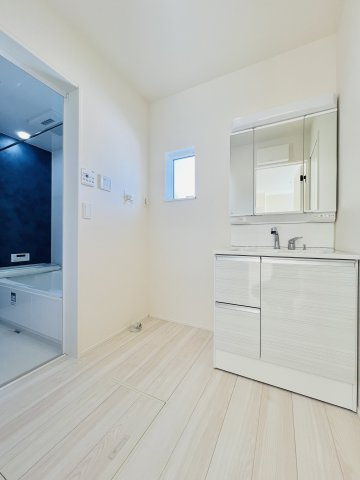 高崎市新保田中町の独立洗面台|白を基調とした明るい洗面脱衣所で、朝の準備も快適♪