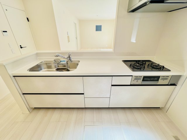 高崎市新保田中町のキッチン|お鍋やフライパンなども収納充実のキッチンは、人気の対面式◎