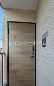 市川市鬼越１丁目のアパートのエントランス