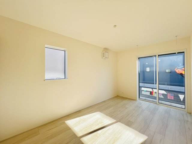 高崎市江木町の洋室|7.5帖の洋室は、大きいベッドを設置してもゆとりのある空間♪