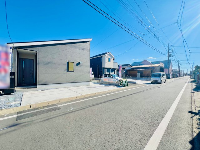 高崎市江木町の前面道路含む現地写真|前面道路広々で駐車も焦らず♪